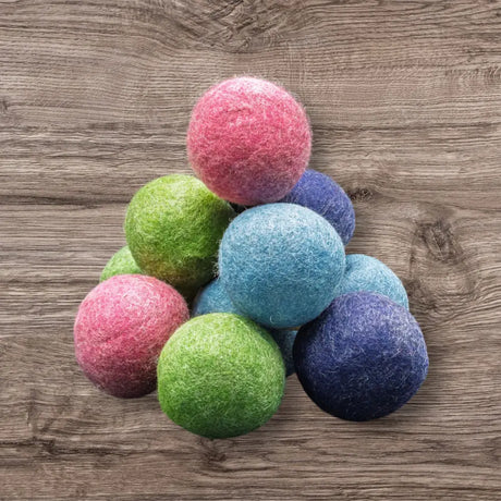 Bunte Jumping Filzball aus regionaler Bio-Schurwolle, perfektes Hundespielzeug