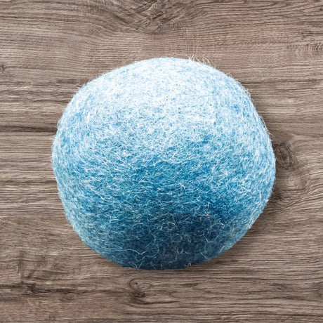 Bunter Jumping Filzball aus regionaler Bio-Schurwolle, ideales Hundespielzeug