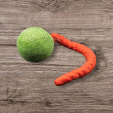 Grüner Jumping Schleuder-Filzball aus regionaler Bio-Schurwolle mit rotem Filzwurm für Hundespielzeug