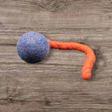 Blauer Jumping Schleuder-Filzball aus regionaler Bio-Schurwolle als Hundespielzeug