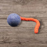 Blauer Jumping Schleuder-Filzball aus regionaler Bio-Schurwolle als Hundespielzeug