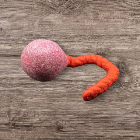 Pinkes Jumping Schleuder-Filzball aus regionaler Bio-Schurwolle, perfektes Hundespielzeug