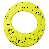 Bright gelber kong reflex flyer gummiring mit schwarzen punkten und strukturierter oberfläche