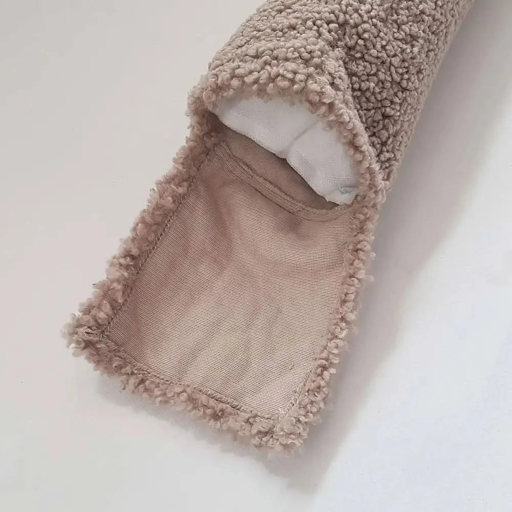 Beige kuschelrolle snoozle paddy hundespielzeug mit sherpa gefütterter tasche und weichem innenfutter