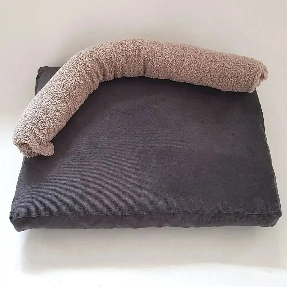 Kuschelrolle snoozle paddy gravel hundespielzeug mit dunkelgrauem kissen und plüschigem beigen fleece bolster