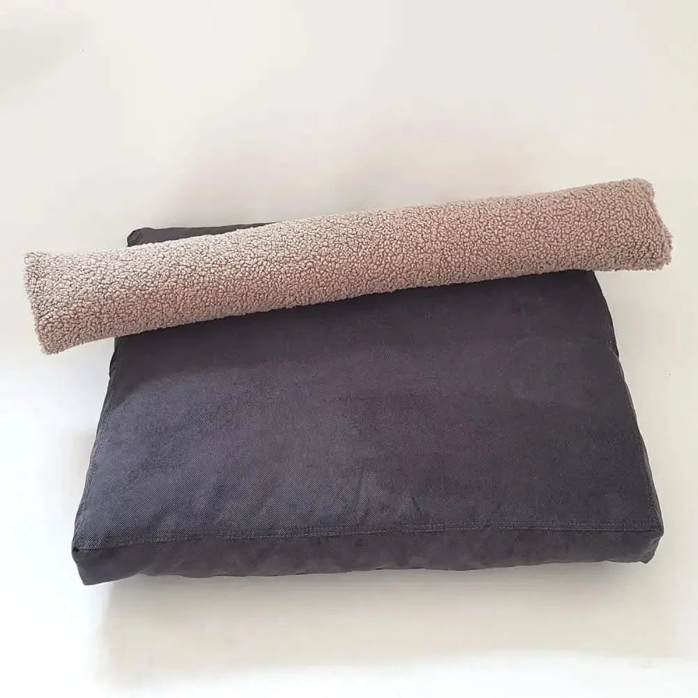 Dunkelgraues rechteckiges hundebett kuschelrolle snoozle paddy gravel mit beigem fleece nest für hund und hundespielzeug