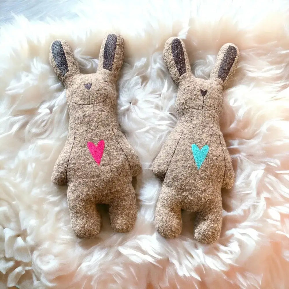 Zwei kuschelige Liebhabunny Hundespielzeug aus Schurwolle, einzigartiges hundespielzeug liebhabunny