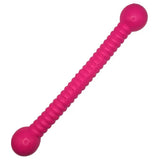 Vibranter pinker moby dog stick aus robustem kunststoff mit geripptem körper und glatten enden zum spielen für deinen hund