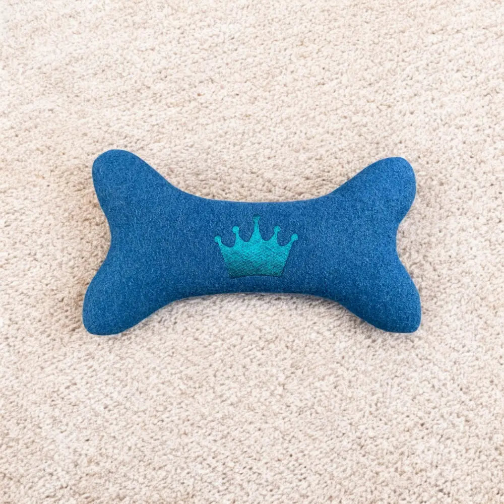 Blauer nachhaltiges hundespielzeug in Knochenform mit Stickkrone für dein Hundespielzeug