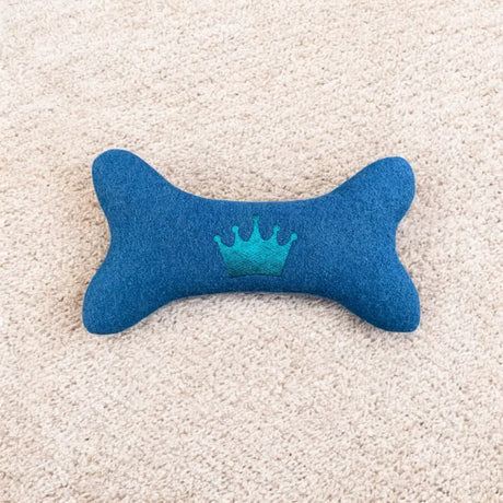 Blauer nachhaltiges hundespielzeug in Knochenform mit Stickkrone für dein Hundespielzeug