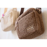 Fluffy braune Schultertasche Palopa Leckerlibeutel Noka mit Textur, perfekt für Hundespielzeug