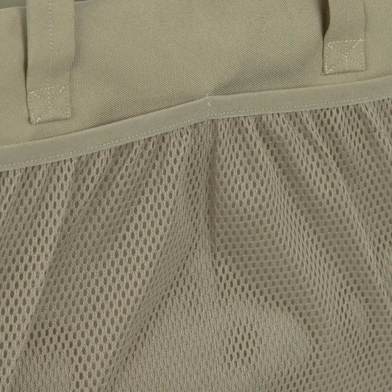 Nahaufnahme vom Palopa Organizer Tasche Jari mit beige Stoff und Meshfach, perfekt als Dog Travel Bag