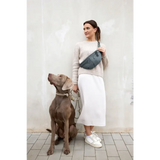 Frau mit beige Pullover und weißem Rock, Teal Bum Bag Emma, neben Hund