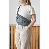 Dunkelgraue Bum Bag Emma mit Reißverschlusstaschen und verstellbarem Gurt