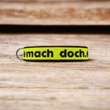 Neon gelber Schlüsselanhänger für personalisiertes Zugstopp Halsband für Hunde