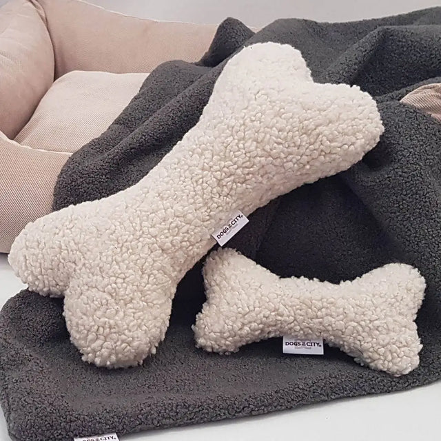Plüschknochen Paddy Hundespielzeug aus cremigem sherpa-ähnlichem Stoff, schonendes antrocknen