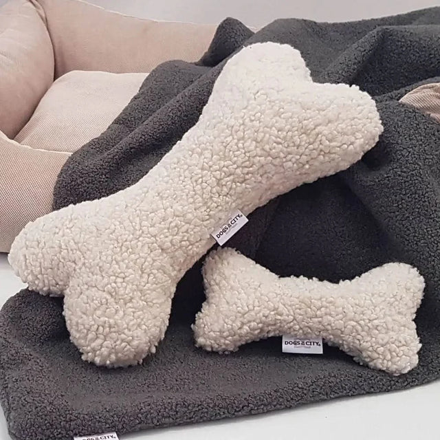 Plüschknochen Paddy Hundespielzeug aus cremigem sherpa-ähnlichem Stoff, schonendes antrocknen