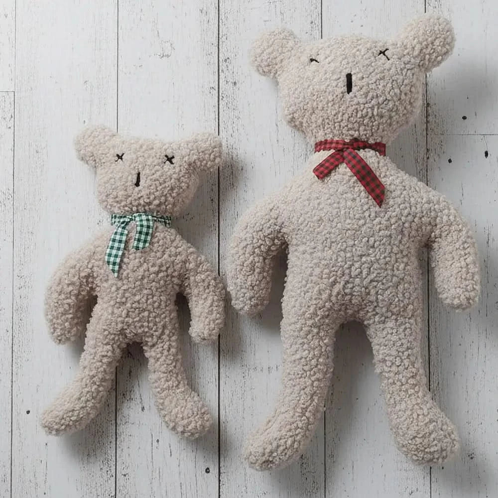 Zwei plüschteddy charly paddy gravel mit karierter schleife als hundespielzeug und hundehalsband alternative