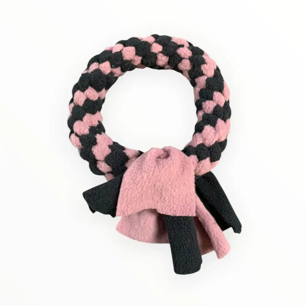 Pink und schwarzer geflochtener Hundespielzeug Ring Zergel Schwarz aus Öko-Tex Fleece für endlosen Spielspaß