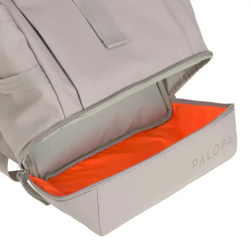 Grauer Rolltop Rucksack Yoska mit offenem orangefarbenem Innenfach für Style und Stauraum