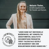 Melanie Thelen lächelt mit EnteLich her Hundeleckerli für Hunde