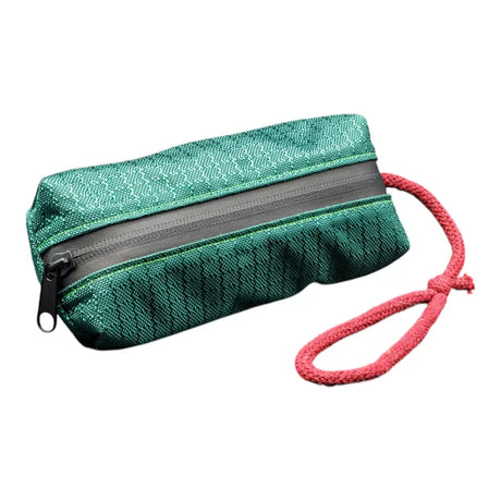 Grüner upcycling futterdummy mit rotem kordelgriff, 7cm breit, für deutschen werkstätten