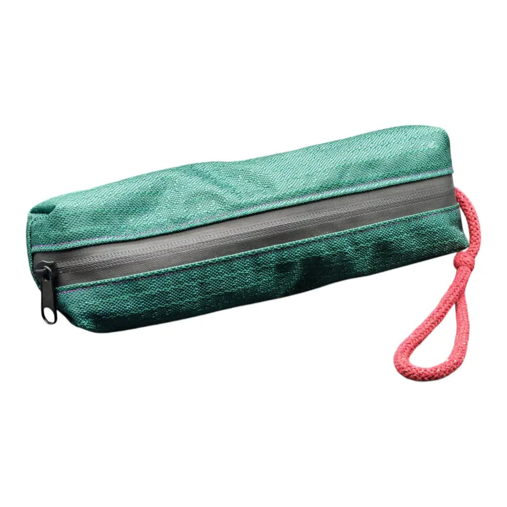 Tealer upcycling futterdummy mit schwarzem Reißverschluss und rotem Griff, 7cm breit