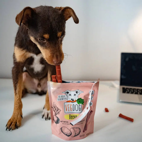Eine pinke tüte beevys hundesnacks mit roten kausticks und einer cartoon-hund illustration für deinen hund